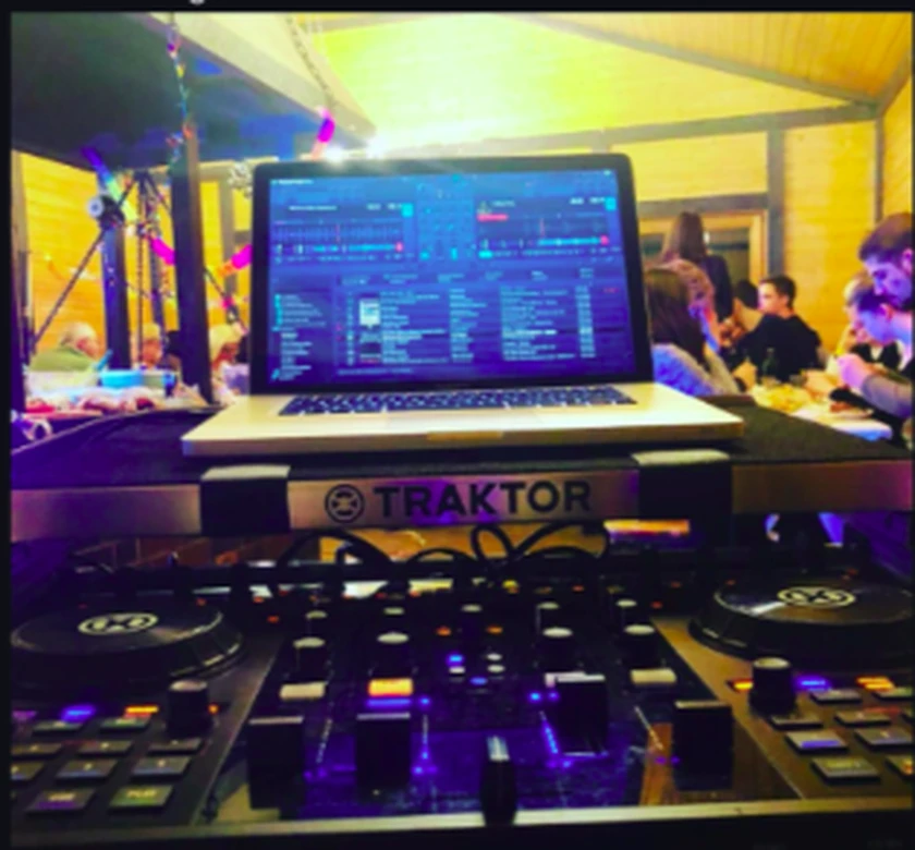 DJ-Pult mit Laptop und Traktor-Software